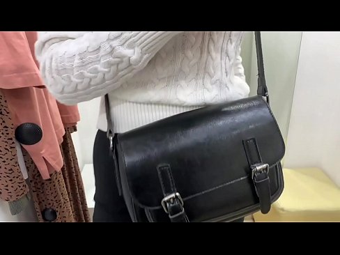 ❤️ Masturbació pública de la jove gossa FeralBerry amb un consolador al provador ️❌ Vídeo de sexe al ca.kanalmoscow.ru ☑