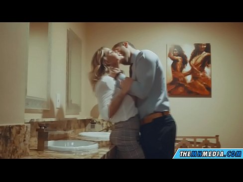 ❤️ Quan una rossa tetona et sedueix en un lavabo públic ️❌ Vídeo de sexe al ca.kanalmoscow.ru ☑